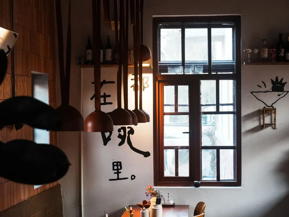 Salle de restaurant chaleureuse à la lumière tamisée